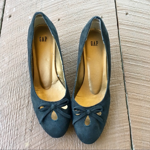 GAP black wedge heels size 7 with cutouts and bow - Picture 2 of 8